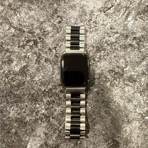 Apple Smartwatch SE (GPS, 40mm) with bands and accessories